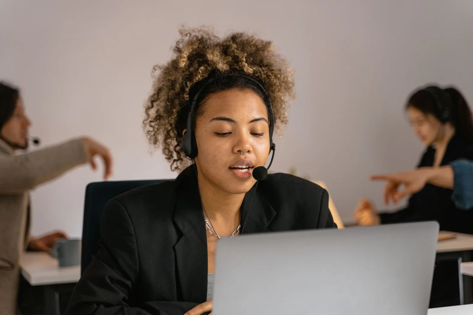 Customer support agent wearing a headset working at a laptop, illustrating customer service AI memory